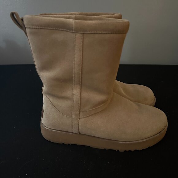 EUC, UGG Women's Classic Short Boot Waterproof, size 8.5, tan - Picture 1 of 5